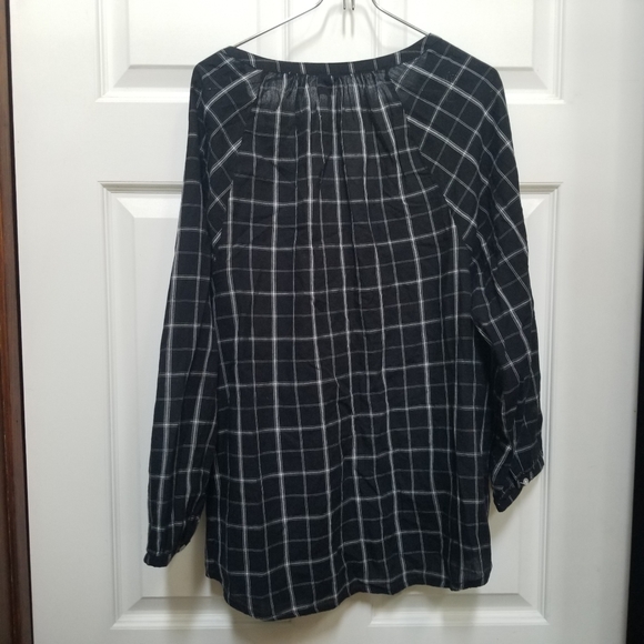 Old Navy Black and white blouse - Picture 5 of 5